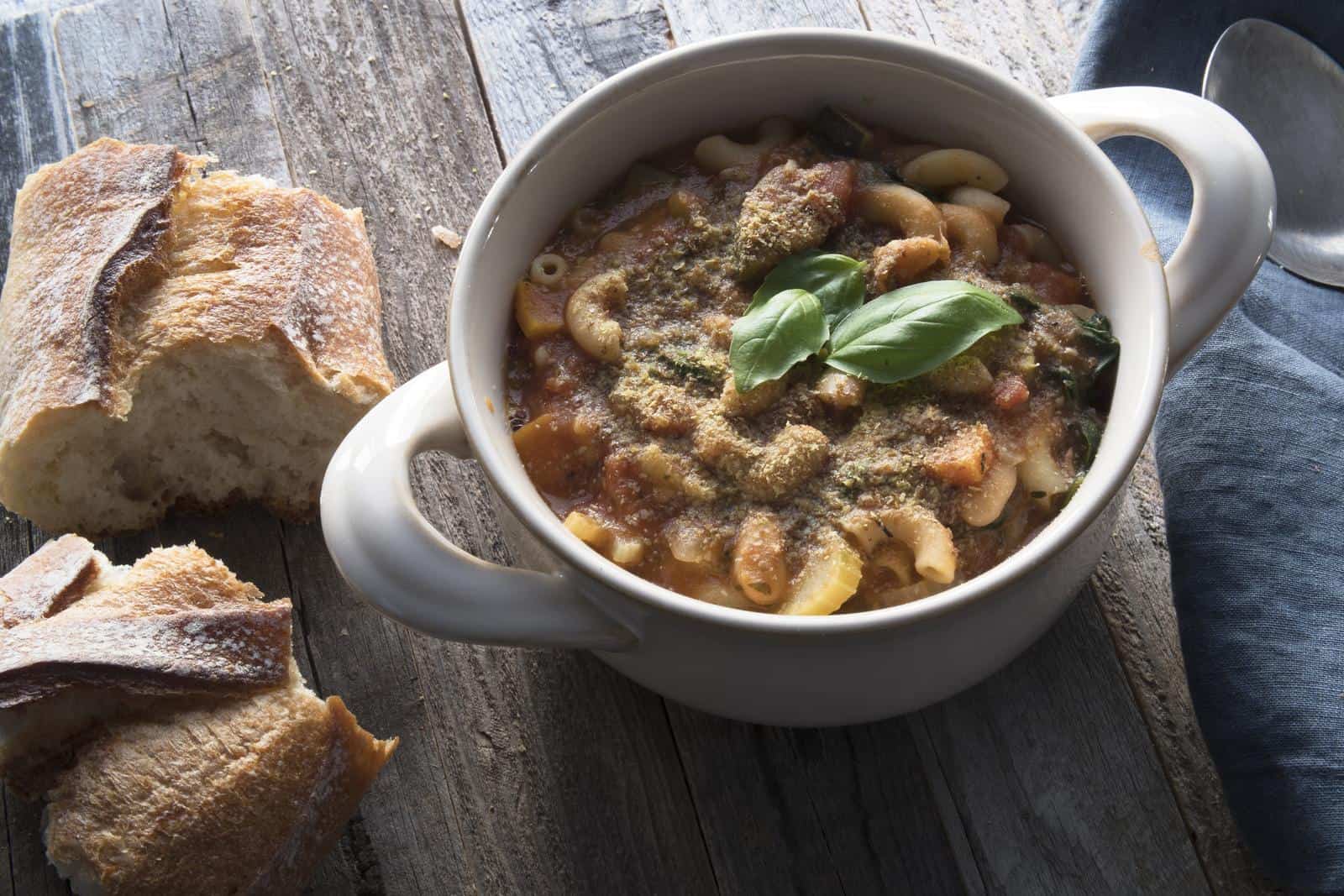 36515274 minestrone with bread